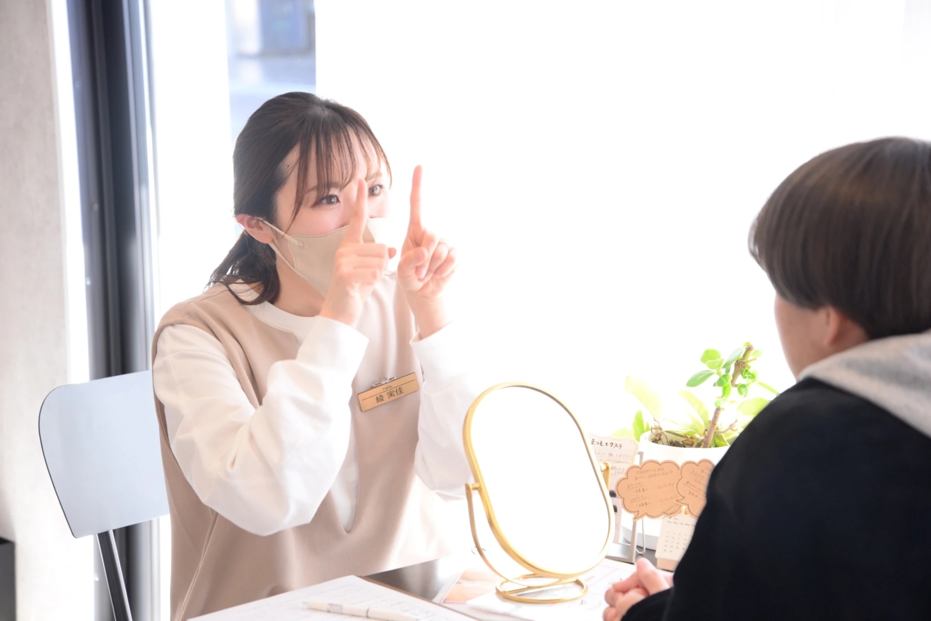 スタッフがお客様と鏡を見ながら仕上がりを相談する様子